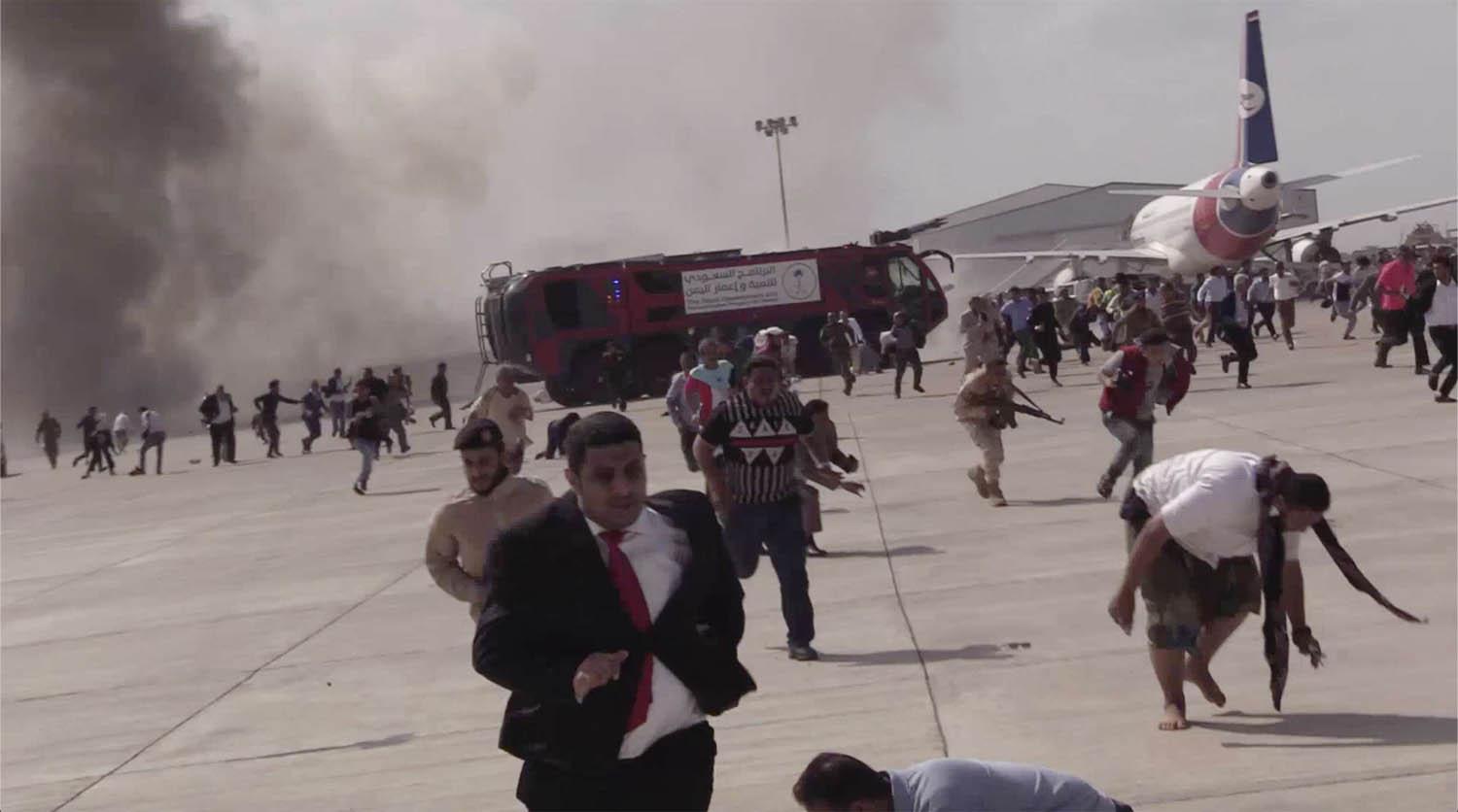 يمنيون يهربون من موقع القصف الحوثي على مطار عدن