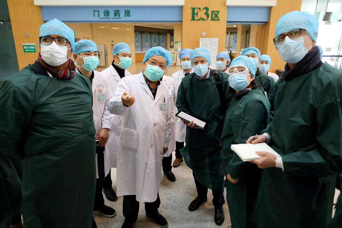 خبراء من الصين ومنظمة الصحة العالمية يزورون مستشفى ووهان