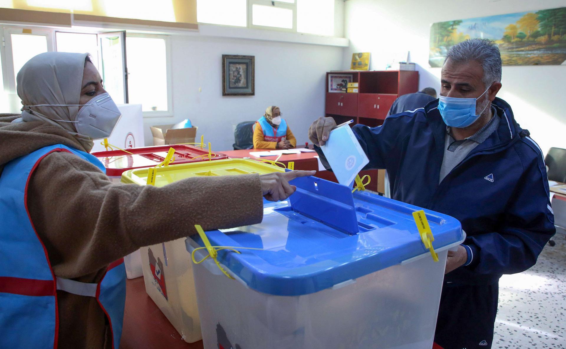 الليبيون يعولون على صندوق الاقتراع لإنهاء الحرب والانقسام السياسي