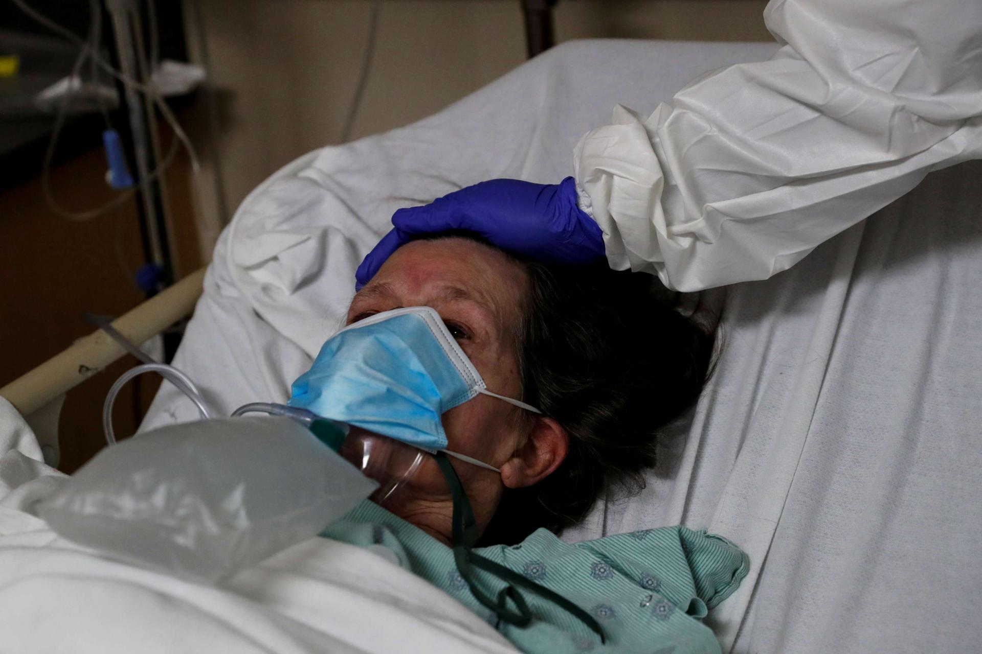 مريضة كورونا في مستشفى بالولايات المتحدة