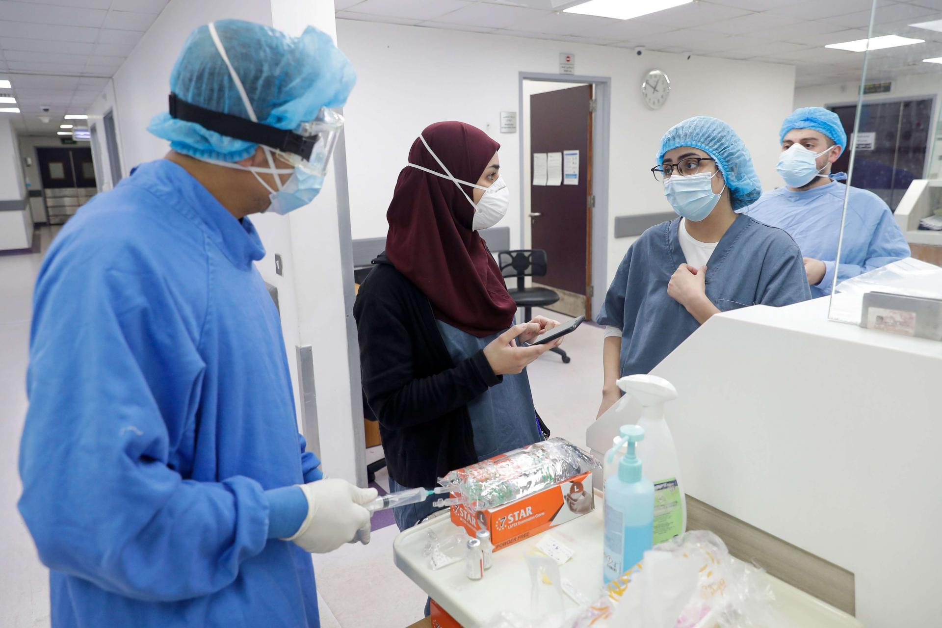 الطواقم الطبية في لبنان تستنفر على وقع ارتفاع إصابات كورونا