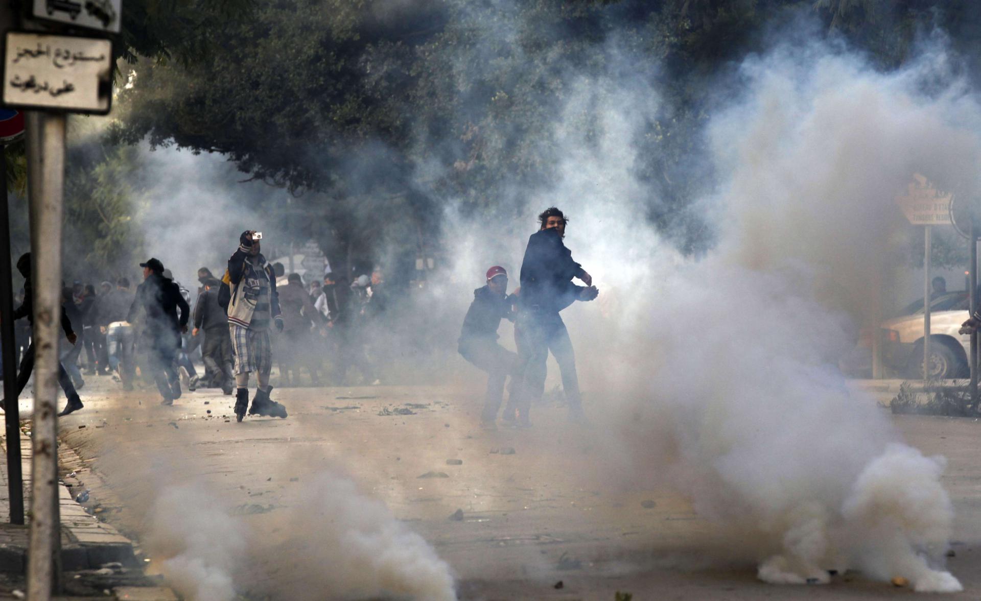 اشتباكات بين الشرطة والمتظاهرين خلال الاحتاجاجات التونسية
