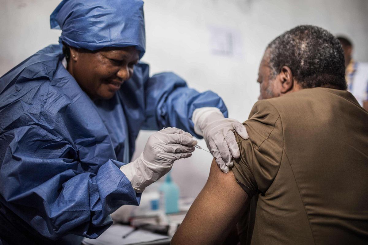 الدكتور جان جاك مويمبي تامفوم يتلقى لقاح الإيبولا في غوما بجمهورية الكونغو الديمقراطية
