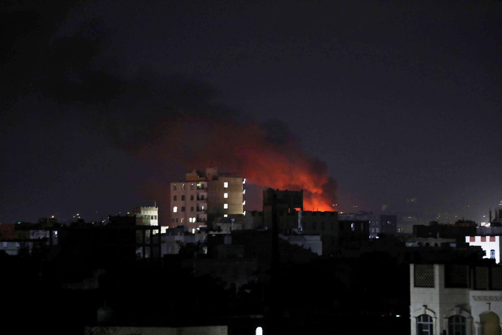 ألسنة اللهب والدخان يتصاعدان عاليا في انفجار محطة الغاز باليمن