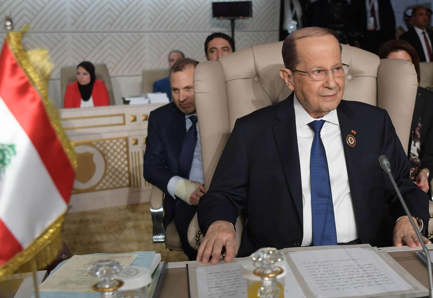 الرئيس اللبناني ميشال عون ووزير الخارجية السابق جبران باسيل في قمة تونس