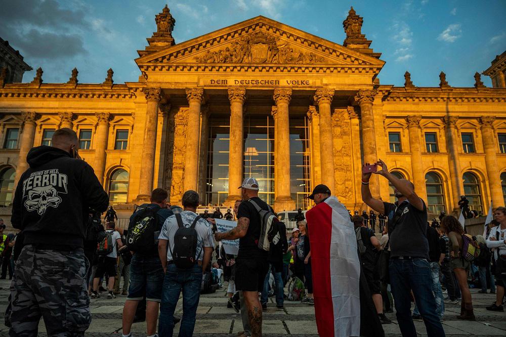 متظاهرون ألمان وصلوا في السابق إلى مدرجات البرلمان في احتجاجات على تشريعات تتعلق ببمكافحة كورونا