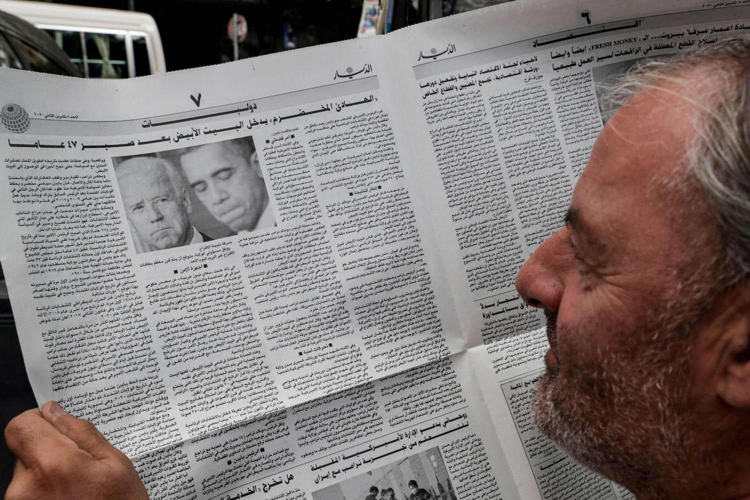 لبناني يقرأ صحيفة وسط بيروت