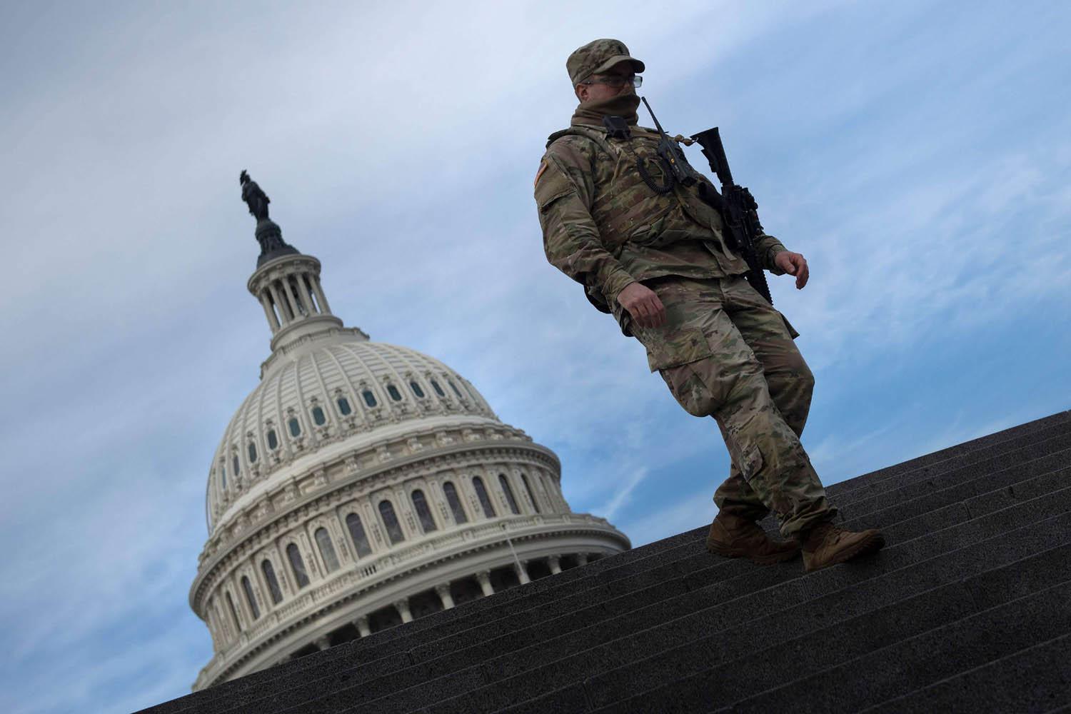 جندي أميركي من الحرس الوطني يحرس مبنى الكابيتول