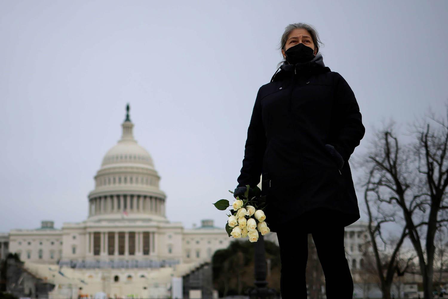ناشطة أميركية تضع زهورا قرب مبنى الكابيتول على روح شرطي قتل في المواجهات