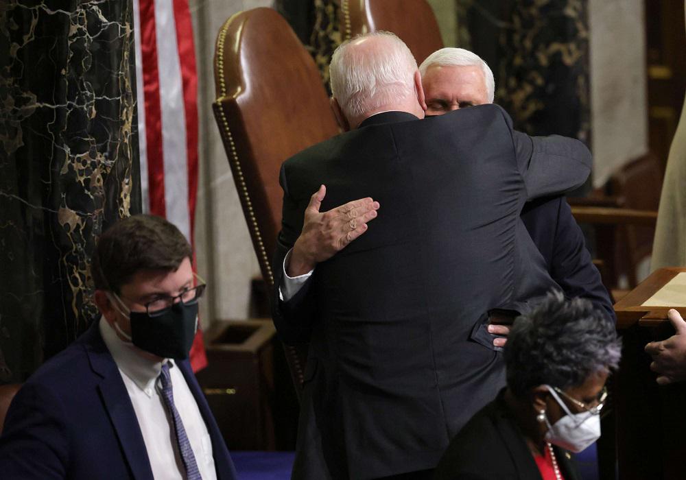 معانقة بين بايدن وبنس تنهي فترة عصيبة عاشتها الديمقراطية الاميركية