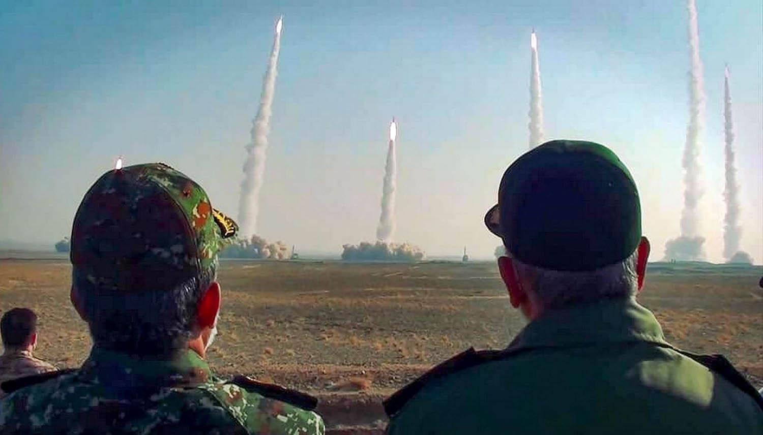 قادة إيرانيون يراقبون اطلاق صواريخ بالستية إيرانية