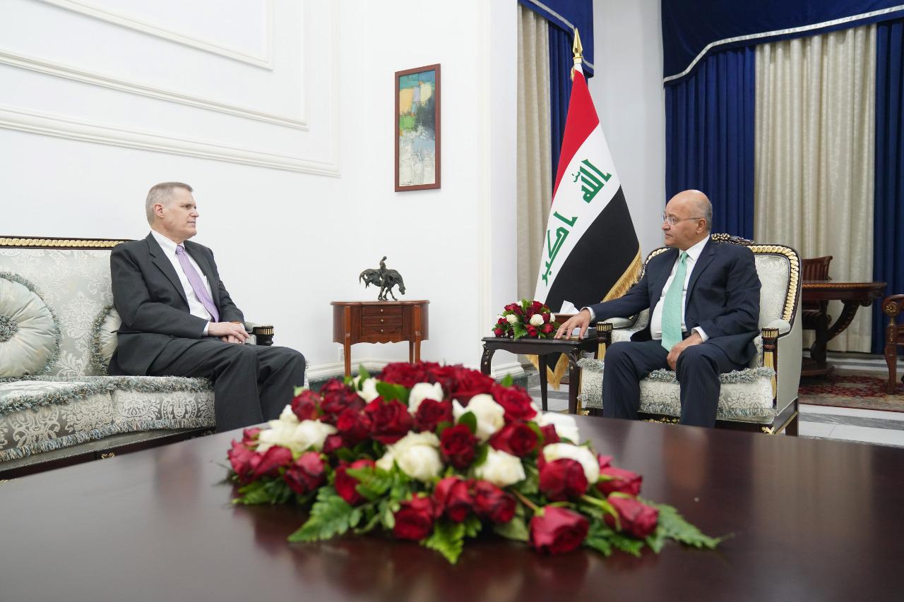 الرئيس العراقي برهم صالح والسفير الأميركي لدى بغداد ماثيو تولر 