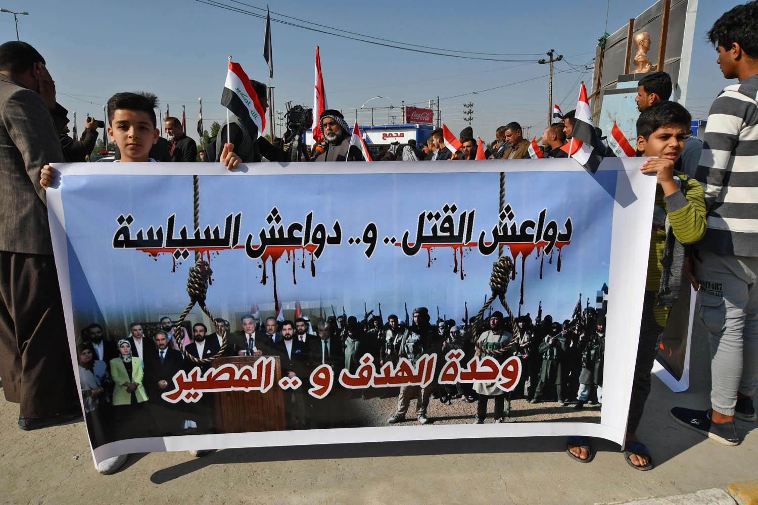 عراقيون يتظاهرون ضد منظومة الحكم