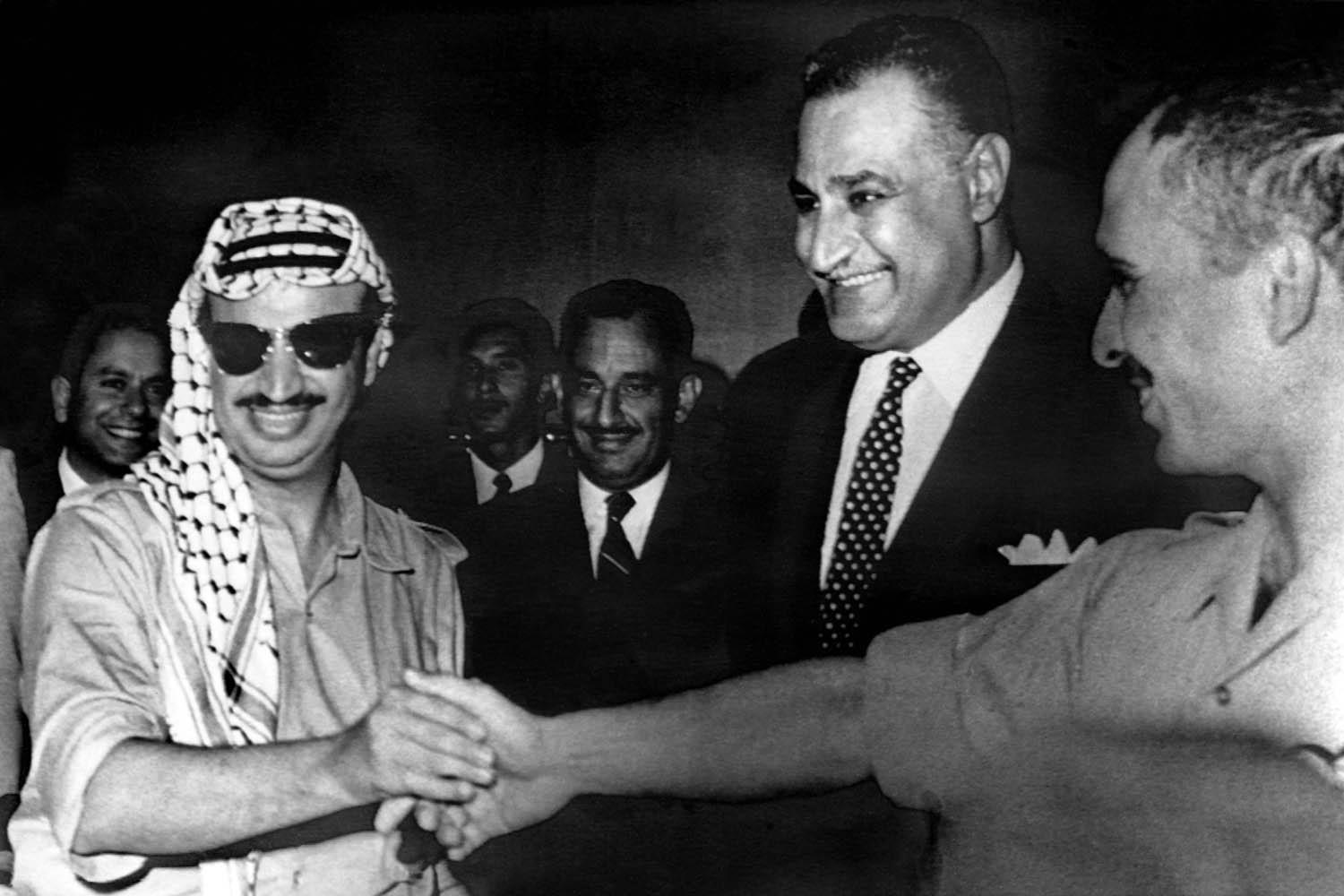 الرئيس المصري الراحل جمال عبدالناصر يتوسط الراحلين العاهل الأردني الملك حسين والرئيس الفلسطيني ياسر عرفات (1970)
