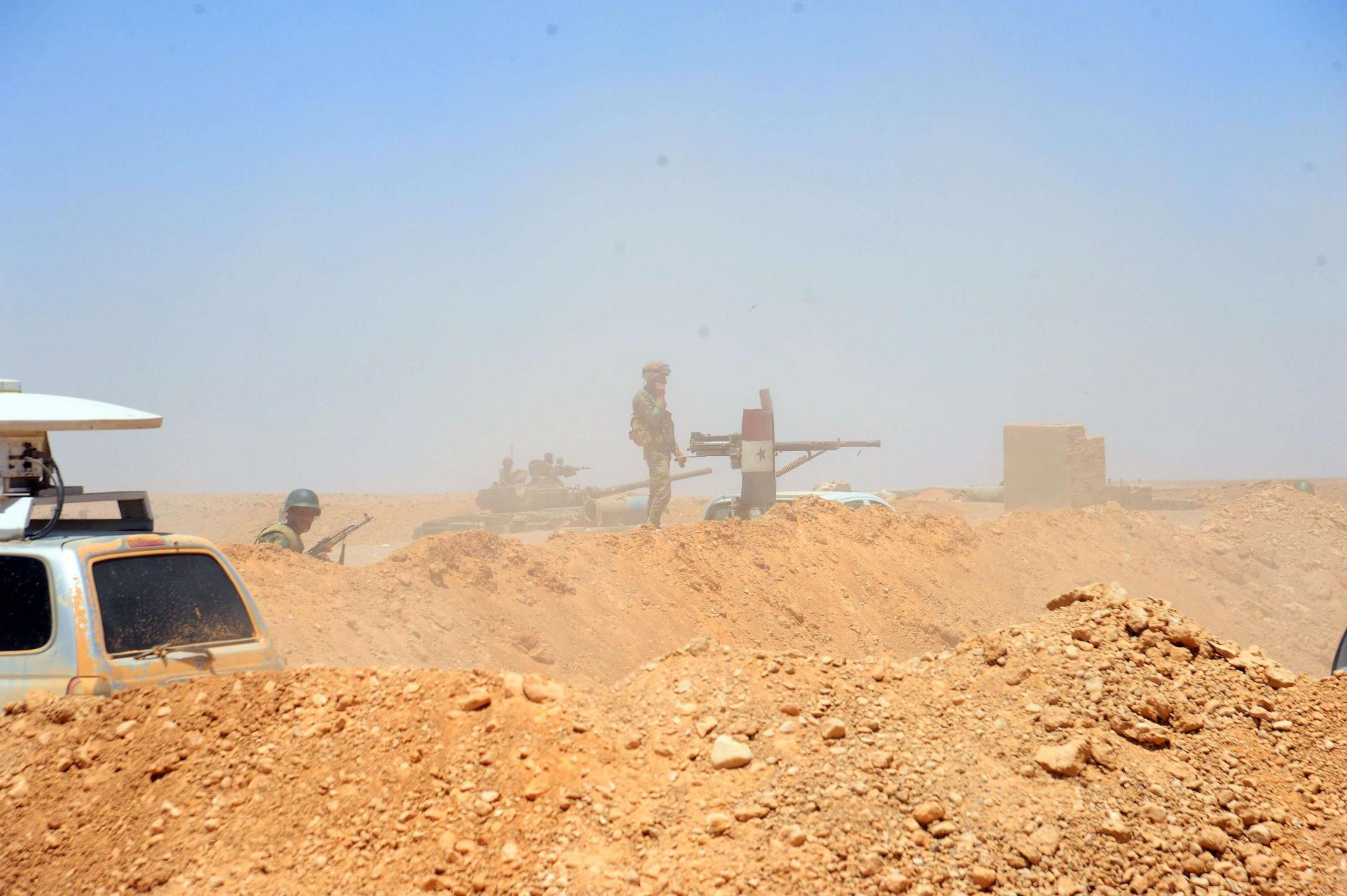 داعش يتصيد عناصر الجيش السوري وحلفاءه في البادية في كمائن وهجمات مباغتة