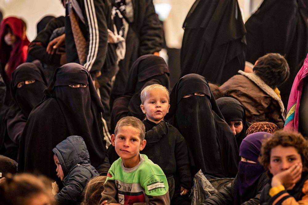المئات من عوائل داعش المحتجزين في مخيمات اللاجئين بسوريا يواجهون مصيرا غامضا 