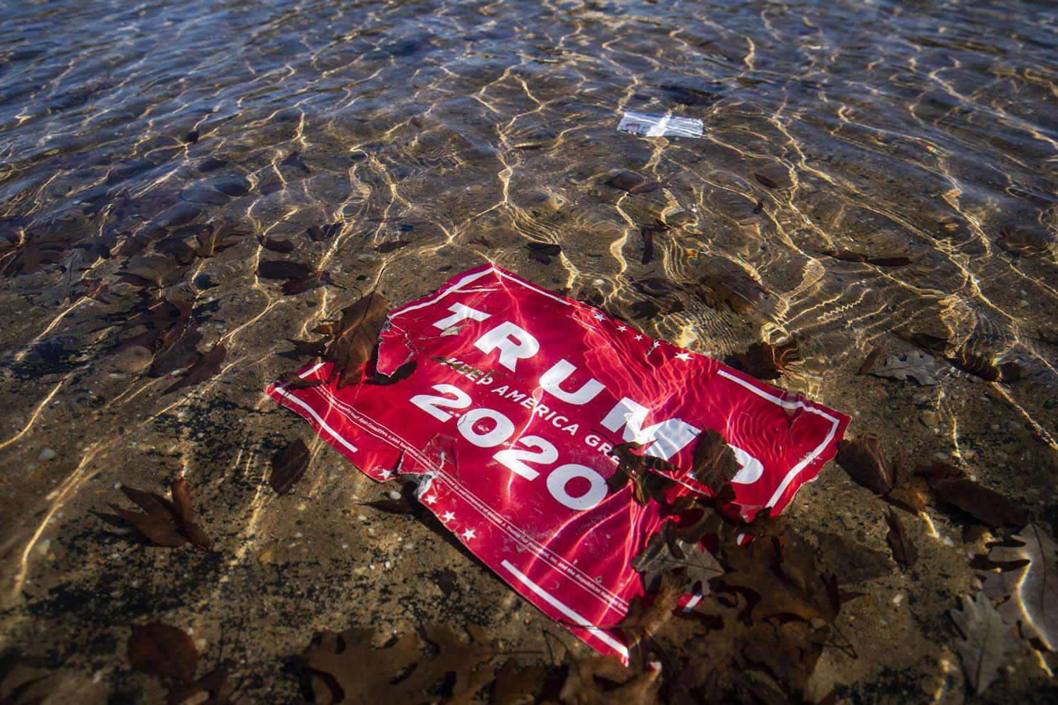 لافتة تأييد لإعادة انتخاب ترامب غارقة في الماء