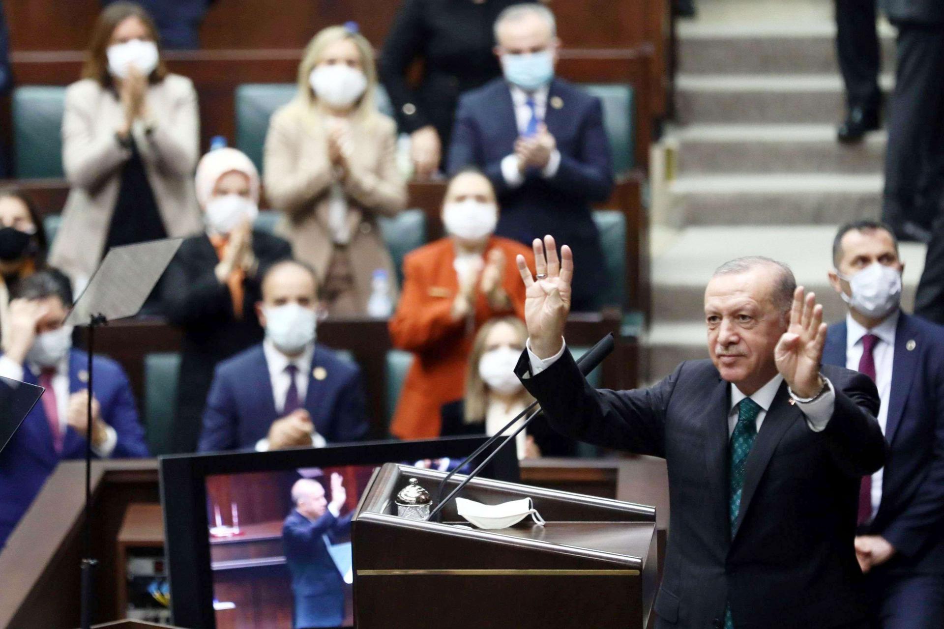 الرئيس التركي رجب طيب اردوغان خلال اجتماع بالبرلمان