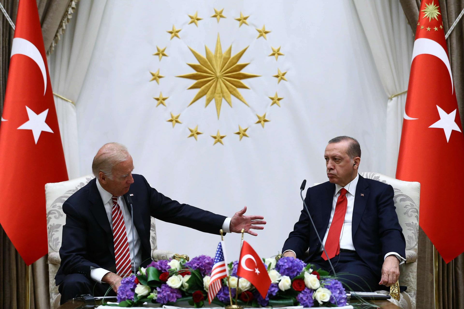 الرئيس الاميركي جو بايدن ونظيره التركي رجب طيب اردوغان