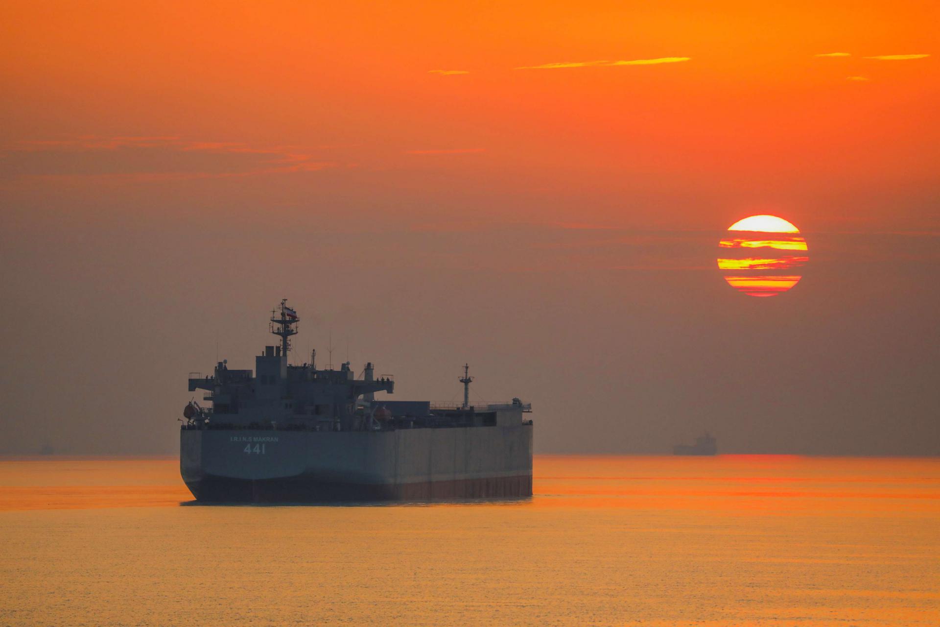 سفينة حربية إيرانية تجري مناورات في خليج عمان