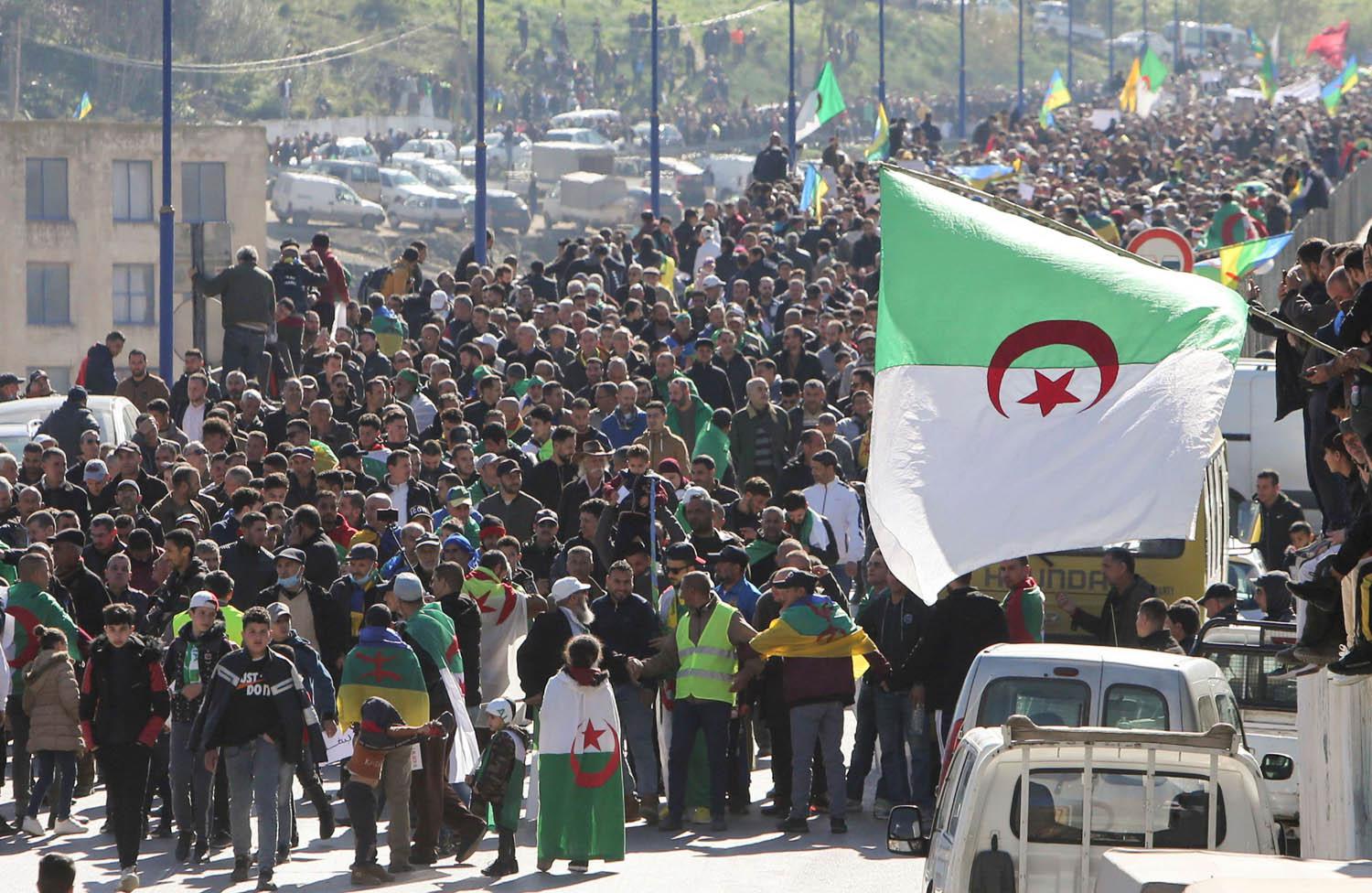 محتجون جزائريون يعودون إلى الحراك