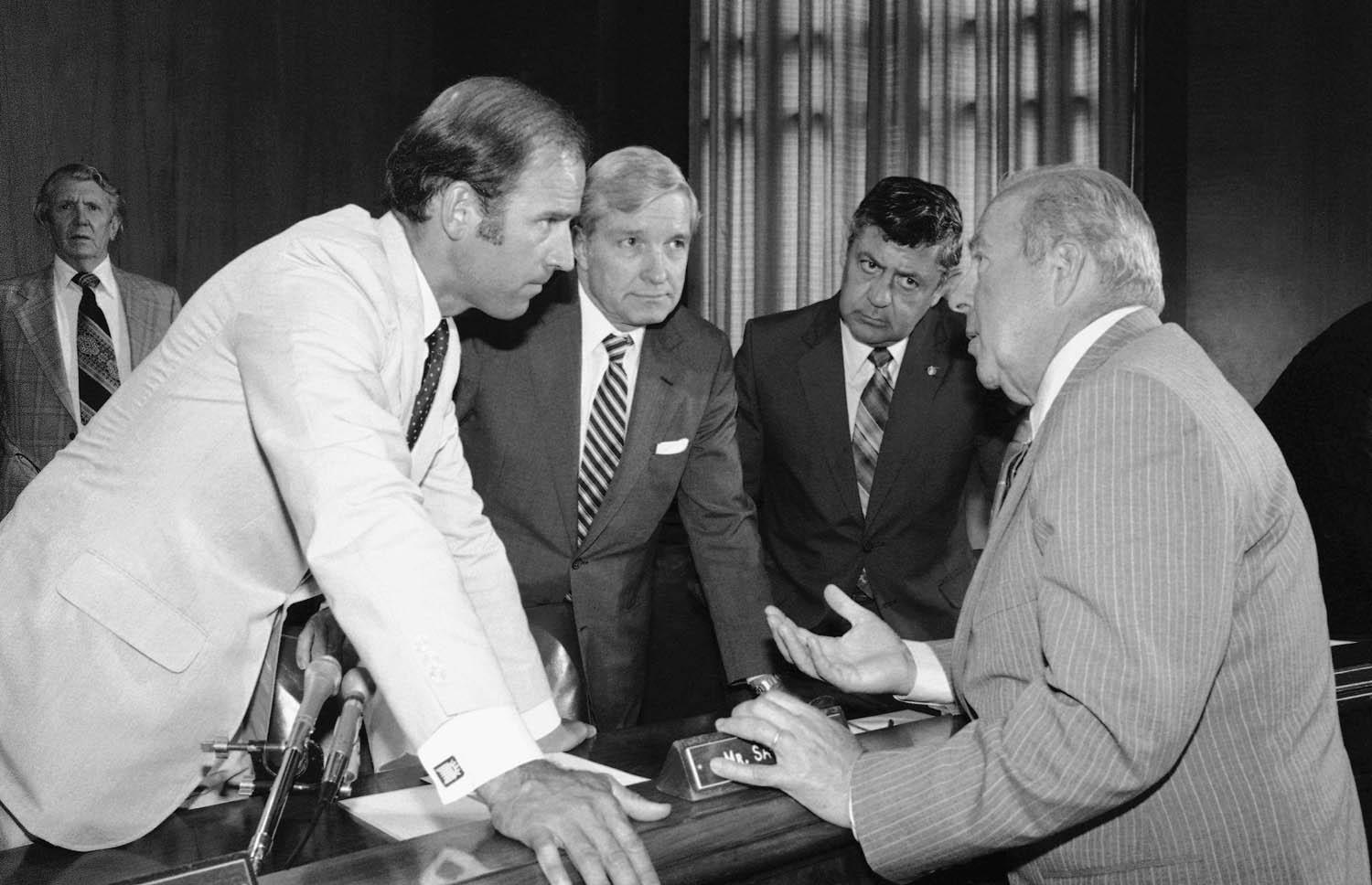 الرئيس الأميركي جو بادين في نقاش مع وزير الخارجية جورج شولتز (1982)