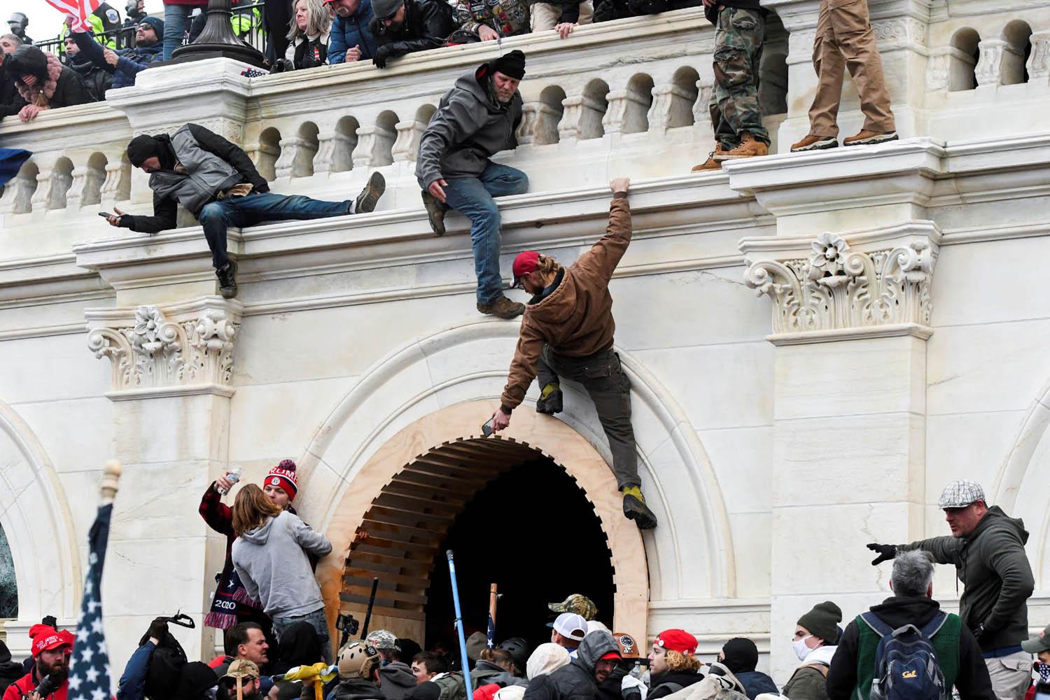 محتجون يتسلقون مدخل بناية الكابيتول في واشنطن