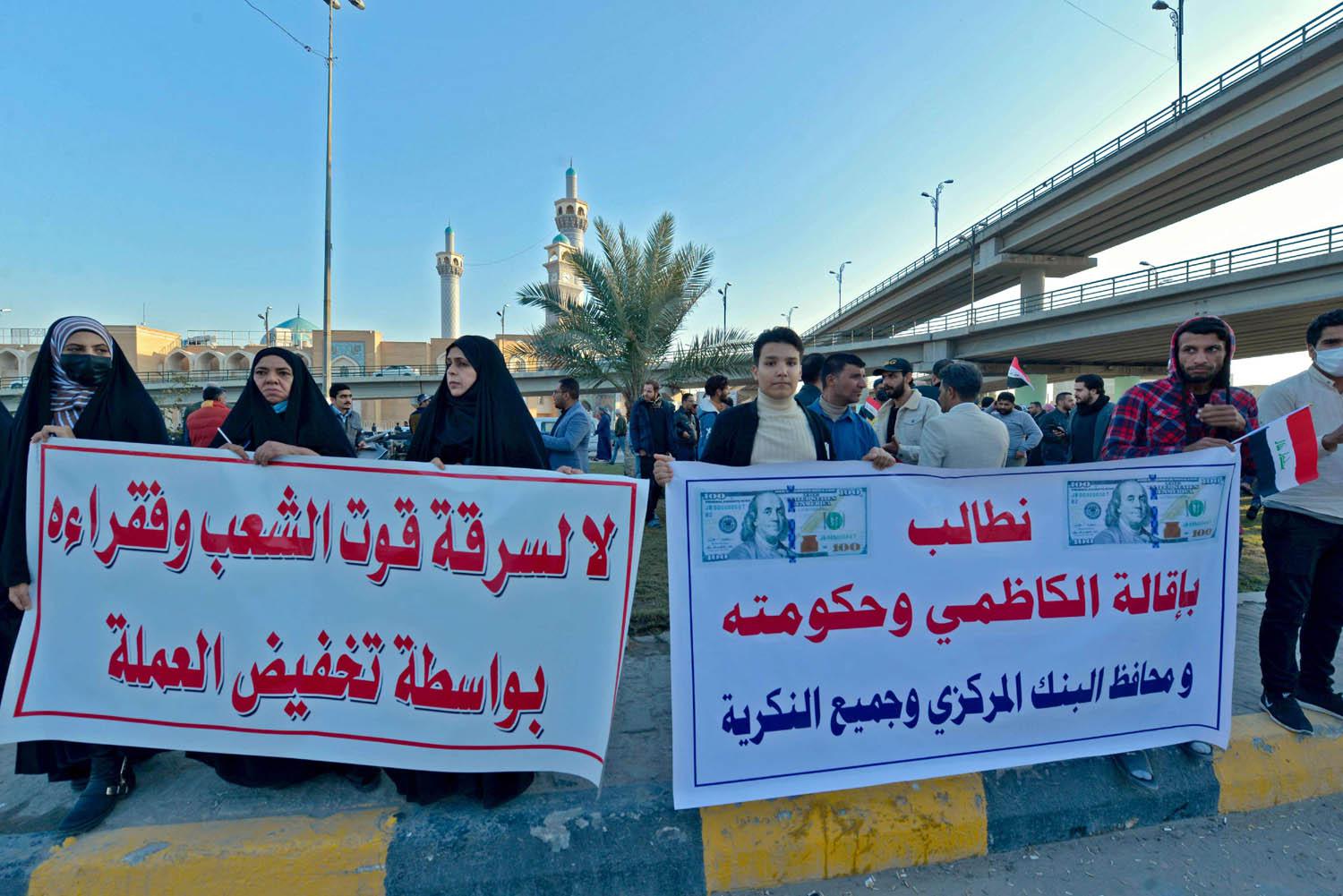 عراقيون يتظاهرون ضد الحكومة والطبقة السياسية