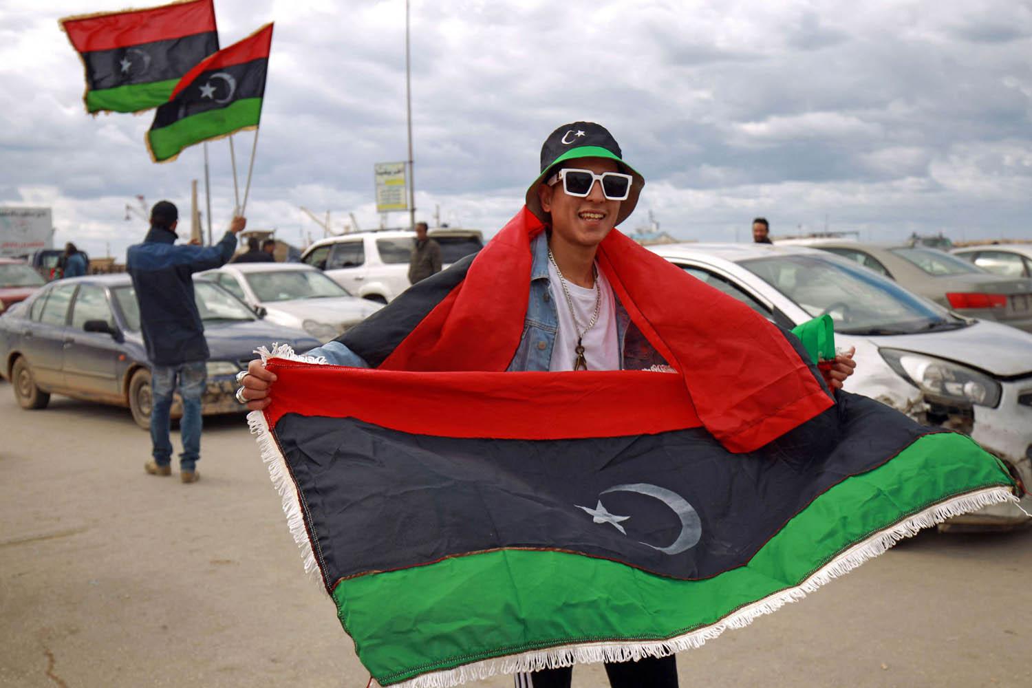 ليبي يحتفل بذكرى الثورة في بنغازي
