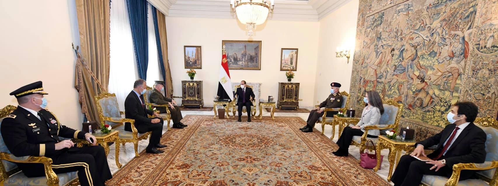الرئيس المصري عبد الفتاح السيسي وقائد القيادة المركزية للجيش الأميركي (سنتكوم) الجنرال كينيث ماكنزي