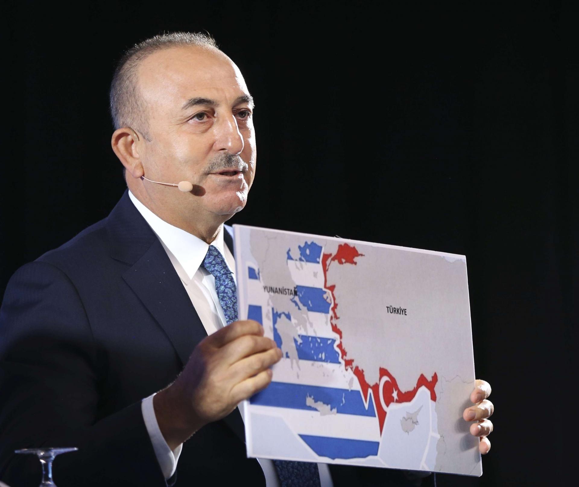 وزير الخارجية التركي مولود جاويش أوغلو يعرض خريطة لليونان وتركيا 