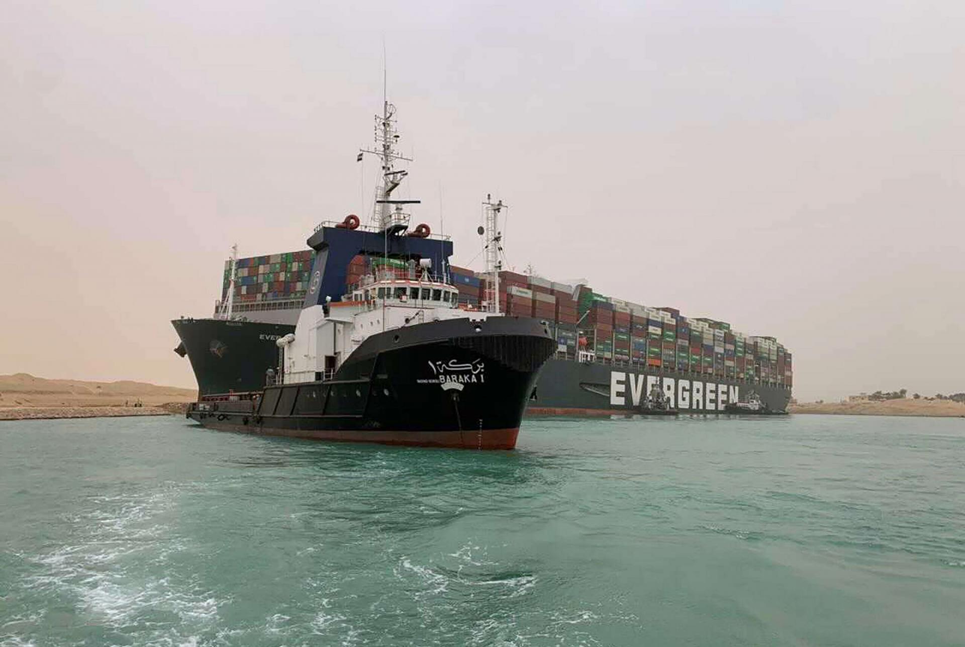السفينة تعوق الحركة في أكثر ممرات الشحن المائي اكتظاظا في العالم