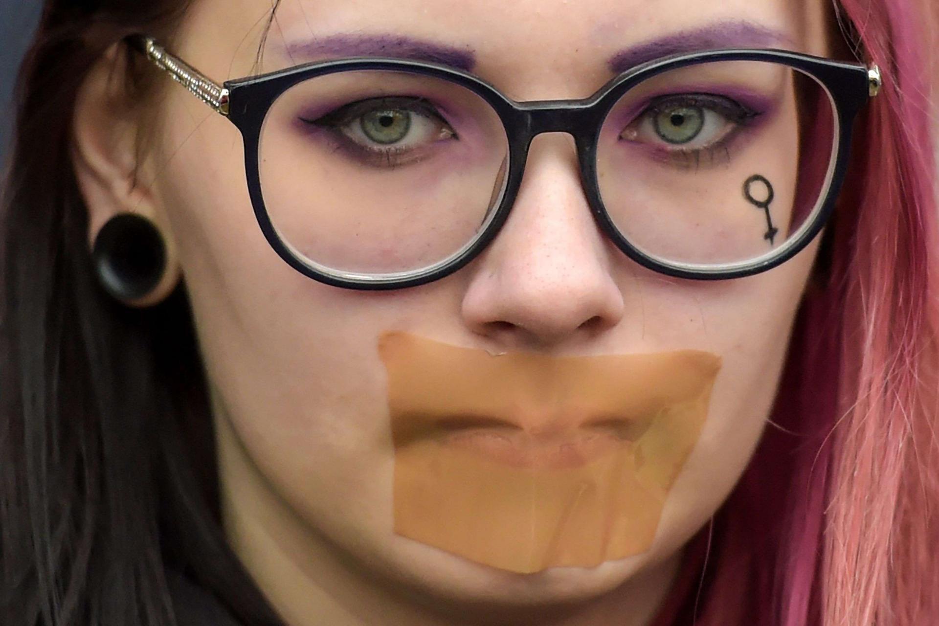 ناشطة نسوية روسية تكمم فمها خلال مظاهرة لتحقيق المساواة بين الجنسين