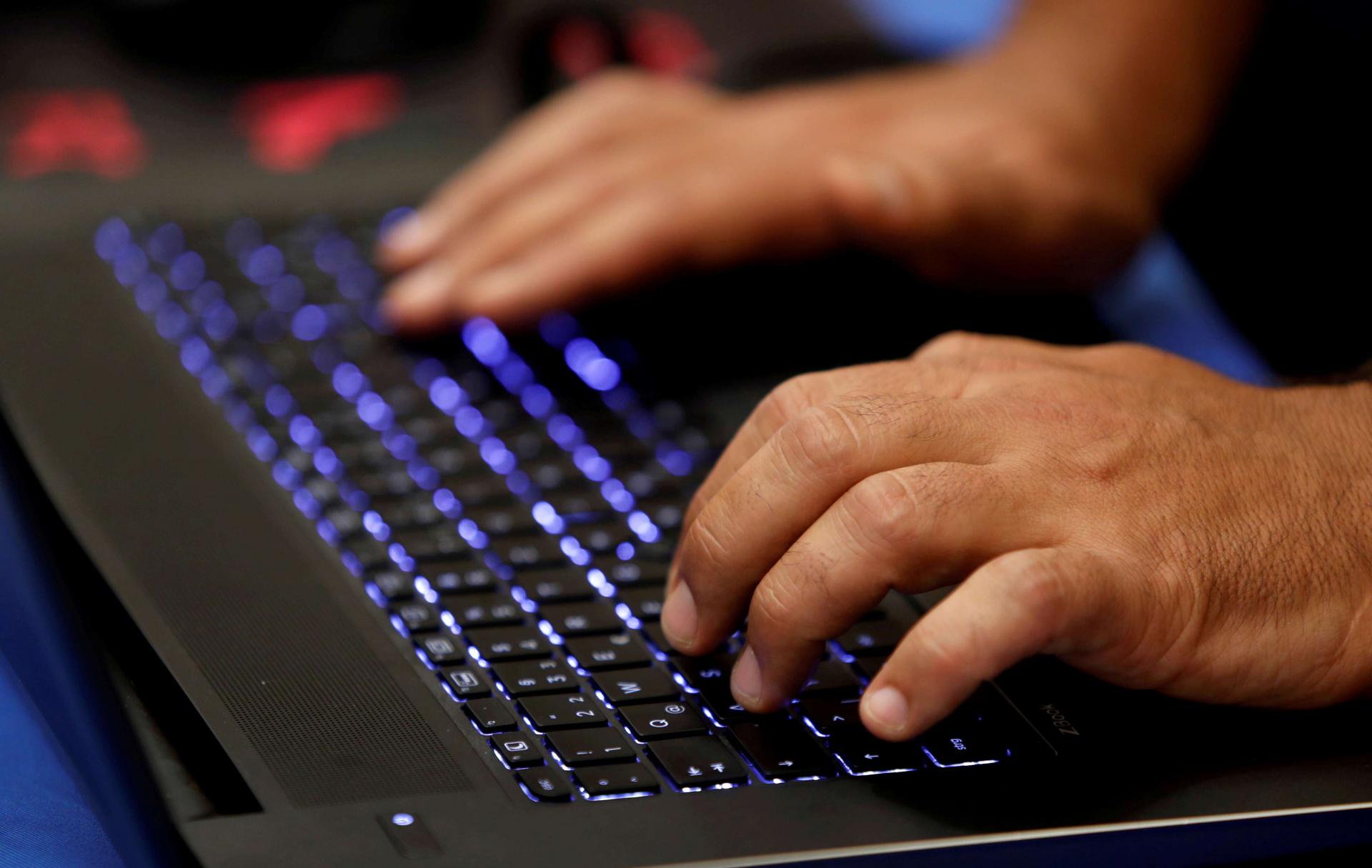 رجل يكتب على لوحة مفاتيح خلال مؤتمر  خاص بالقرصنة في لاس فيغاس 