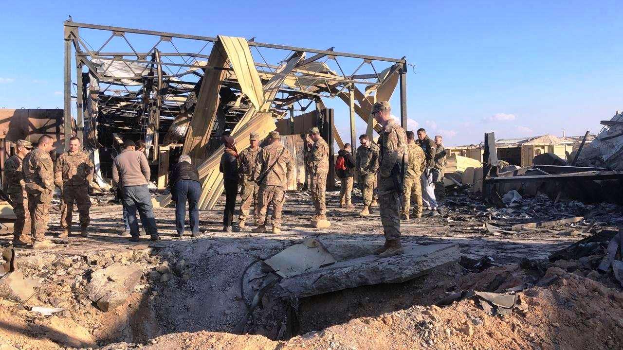 جنود أمريكيون يقفون في موقع لقصف إيراني في قاعدة عين الأسد الجوية بالأنبار