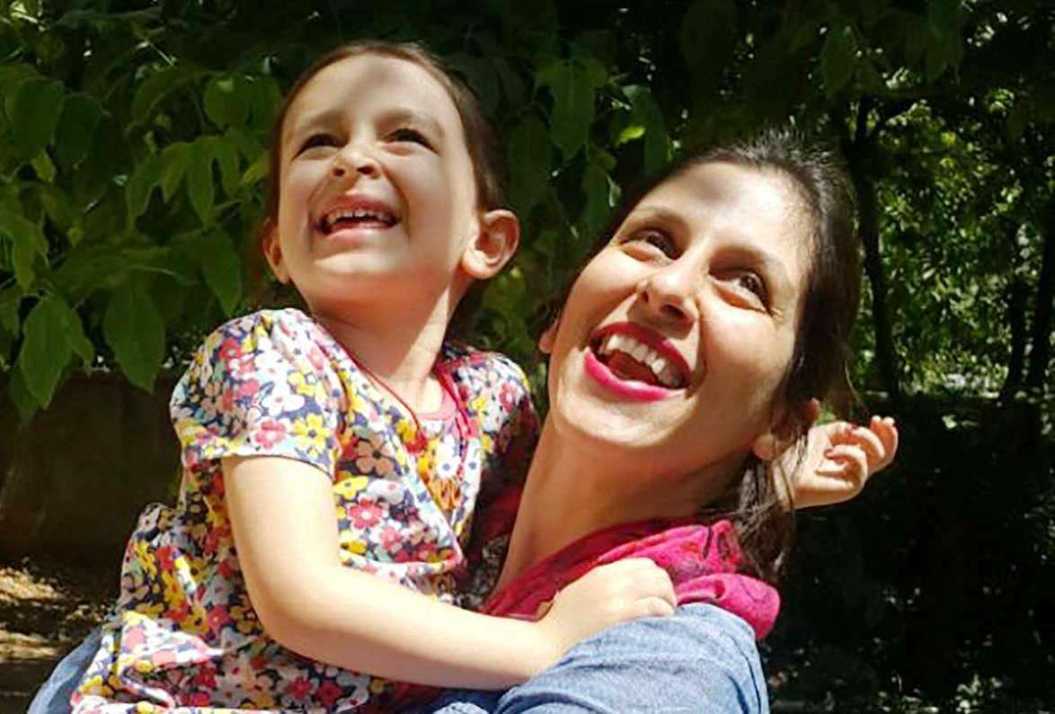 الناشطة البريطانية من أصول إيرانية نازانين زاغاري راتكليف وابنتها