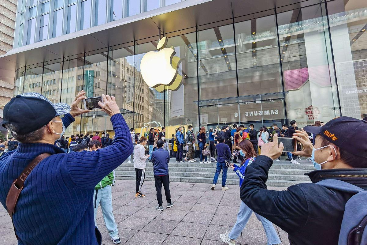 عملاء ينتظرون للحصول على هواتف آيفون 12 في متجر أبل في شنغهاي