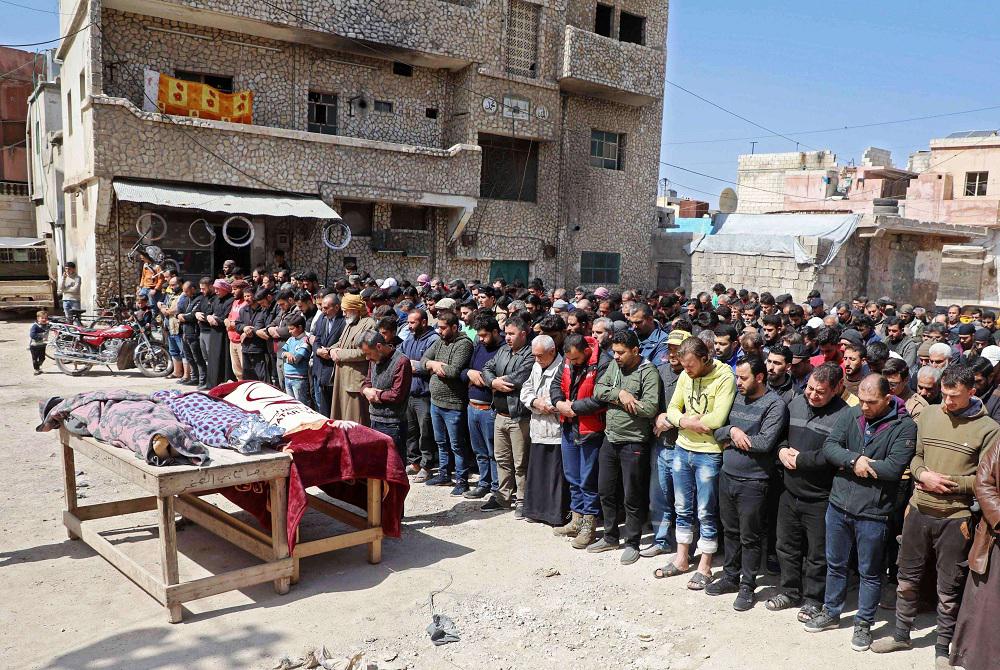 صلاة الجنازة على قتلى بعد قصف النظام لمستشفى بقرية الأتارب في حلب