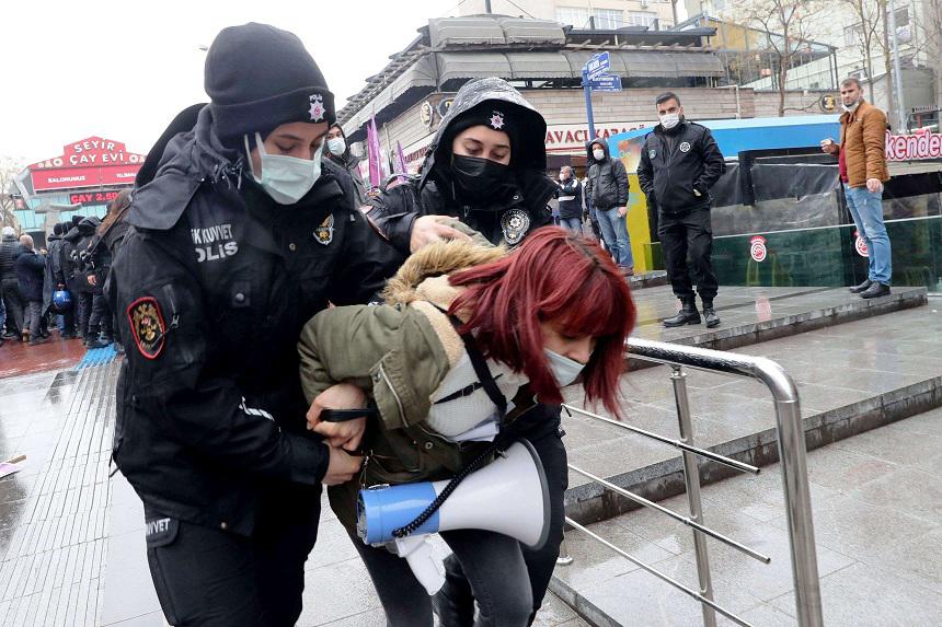 المرأة التركية تواجه الأخطر بعد انسحاب أنقرة من اتفاقية اسطنبول