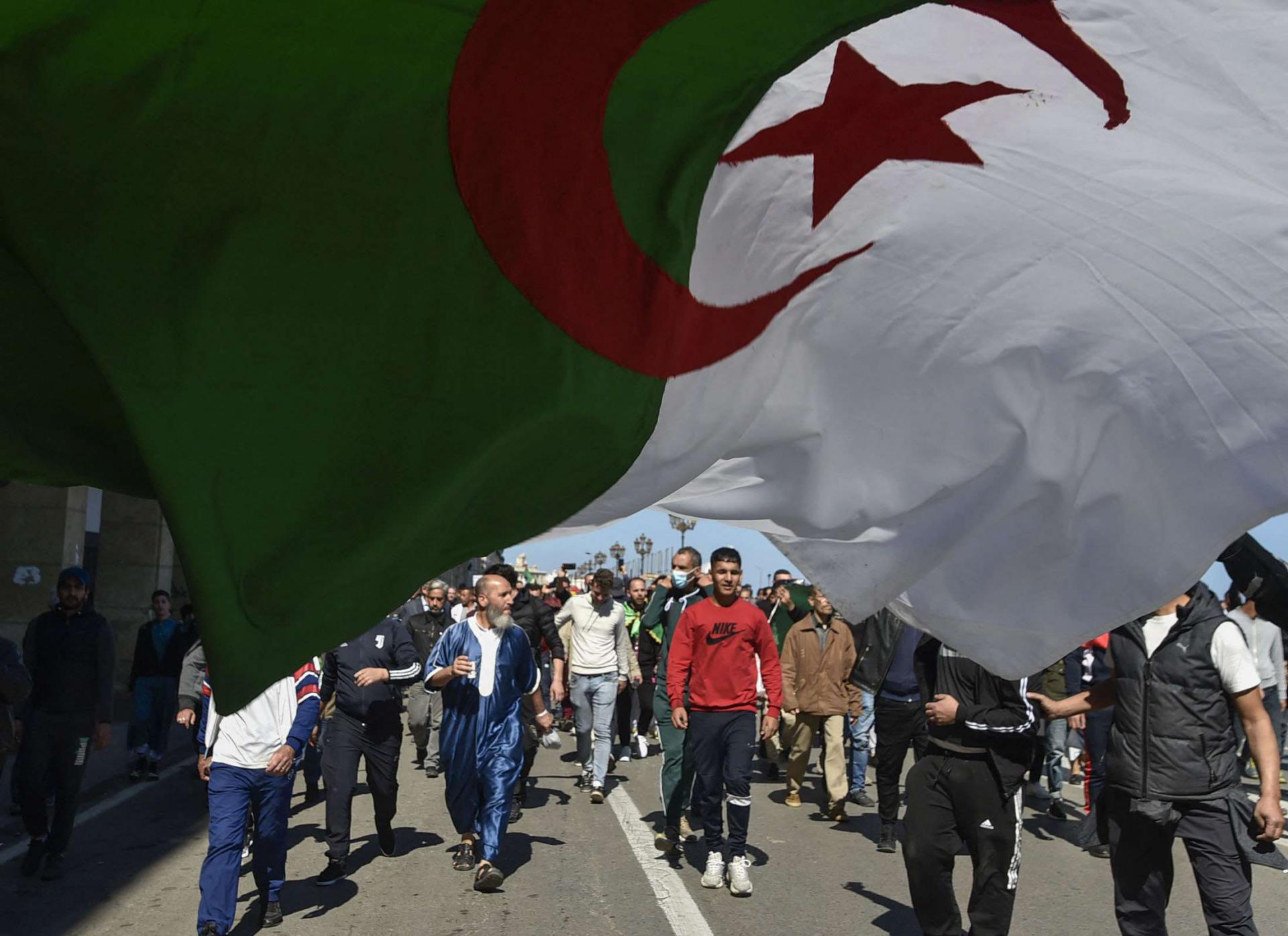 الحراك الشعبي في الجزائر يكسر حاجز القمع والترهيب