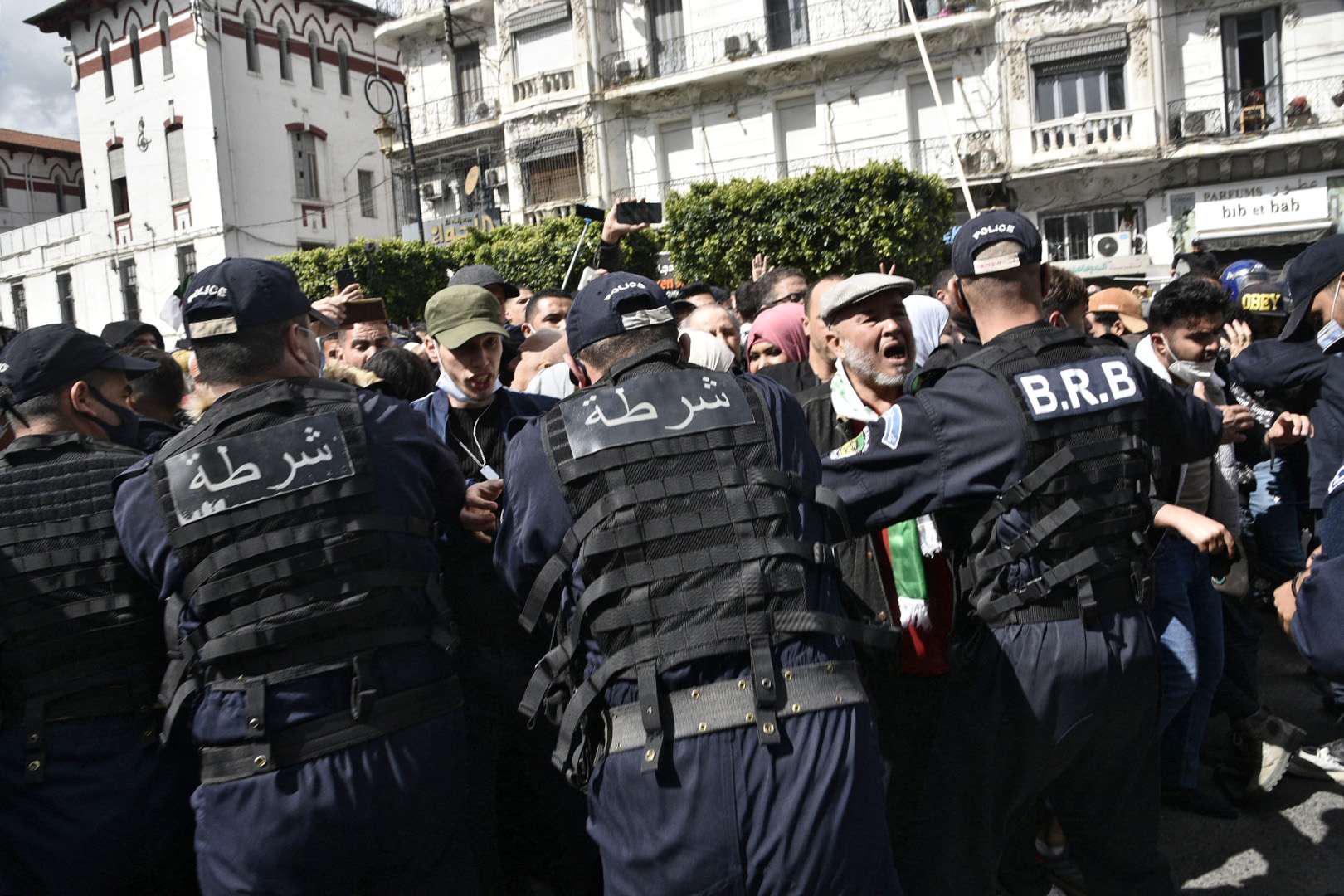 الحراك الجزائري يقاوم للبقاء متقدا وسط حملات ترهيب