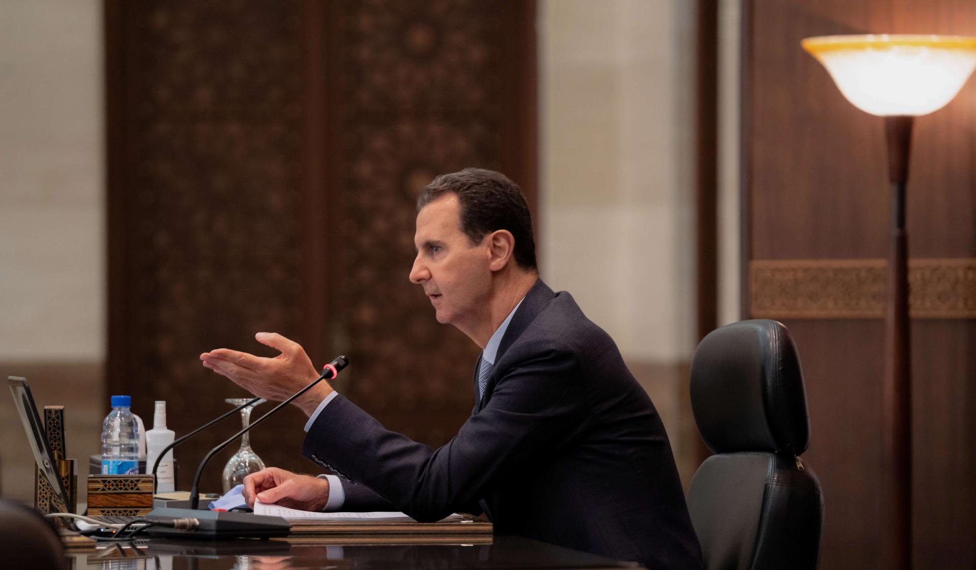 الرئيس السوري يدعو إلى توعية السوريين بخطورة الوضع الوبائي وأزمة الليرة
