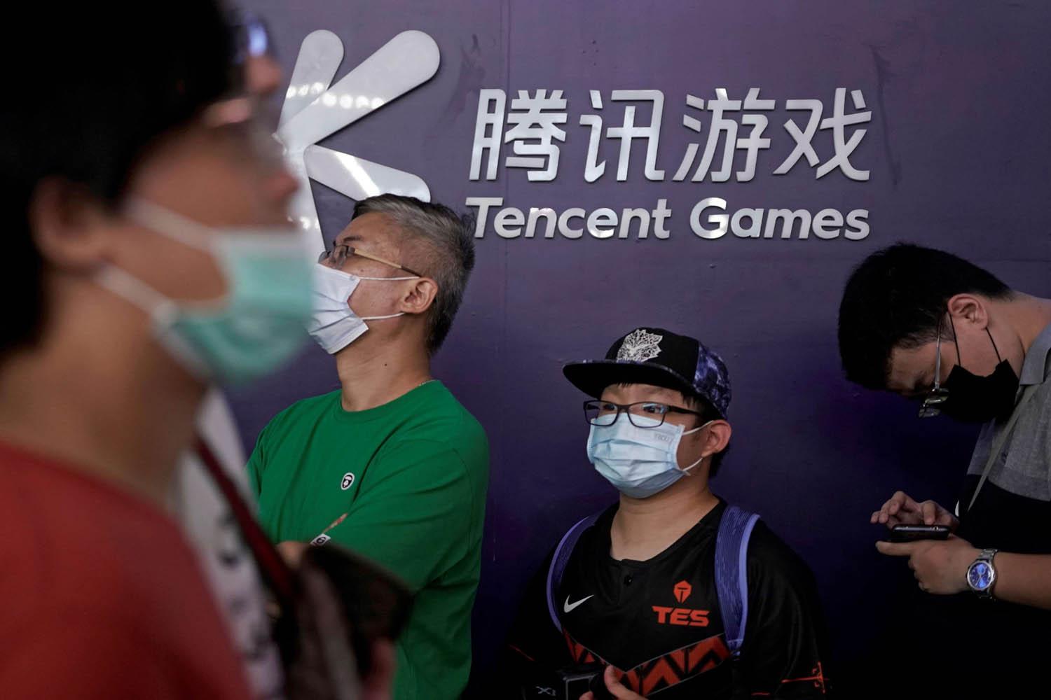 صينيون ينتظرون دورهم للتسجيل في معرض للألعاب الالكترونية في شنغهاي