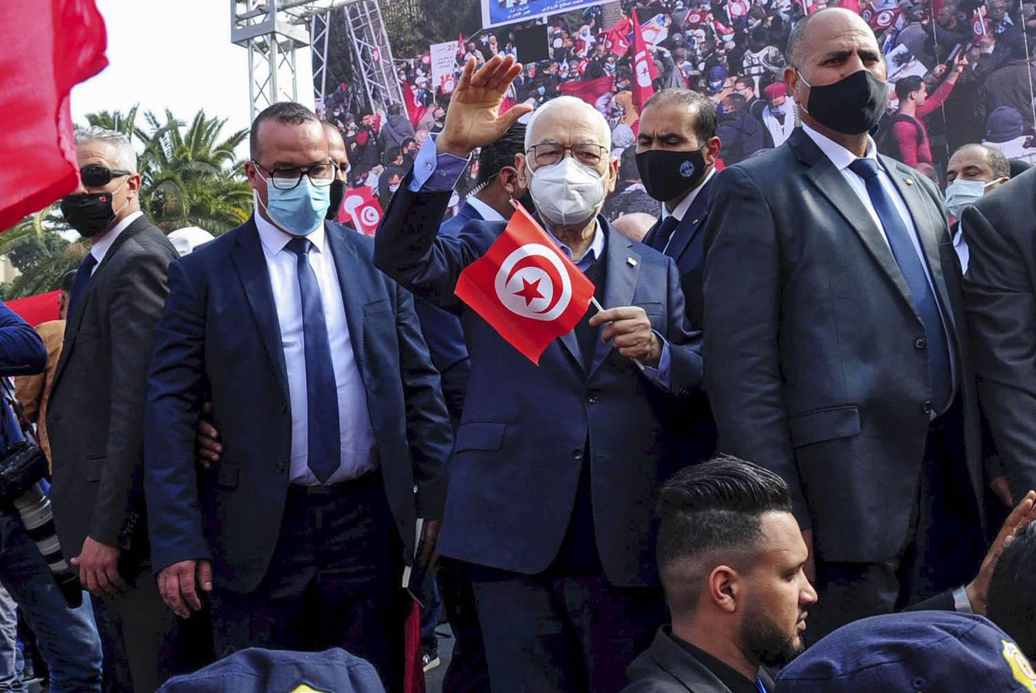 راشد الغنوشي يشارك في تظاهرة في تونس