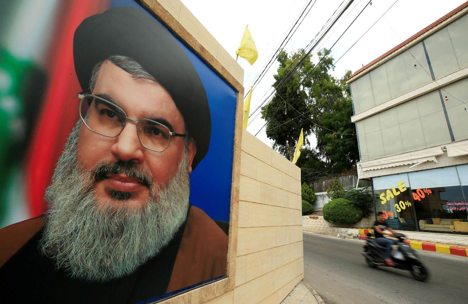لبناني يمر بجانب جدارية لزعيم حزب الله حسن نصرالله