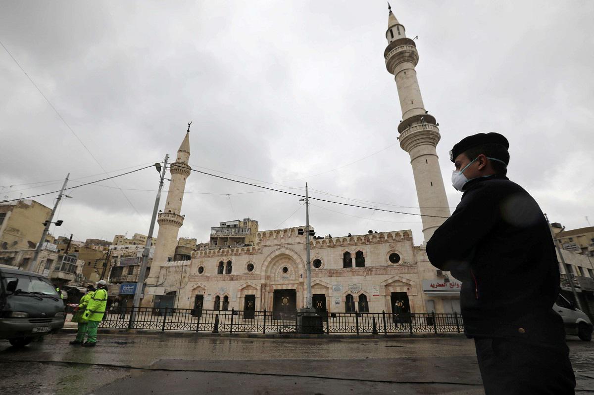 شرطي أردني يقف في حراسة أمام مسجد الحسيني في وسط عمان