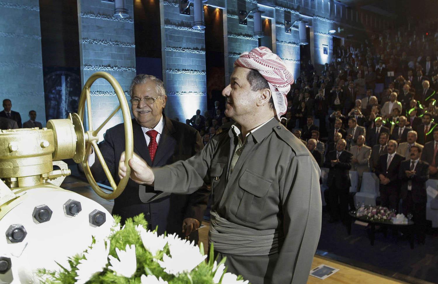 الرئيس العراقي الراحل جلال طالباني مع الرئيس الكردي السابق مسعود بارزاني في تدشين مشروع نفطي عام 2009 في أربيل