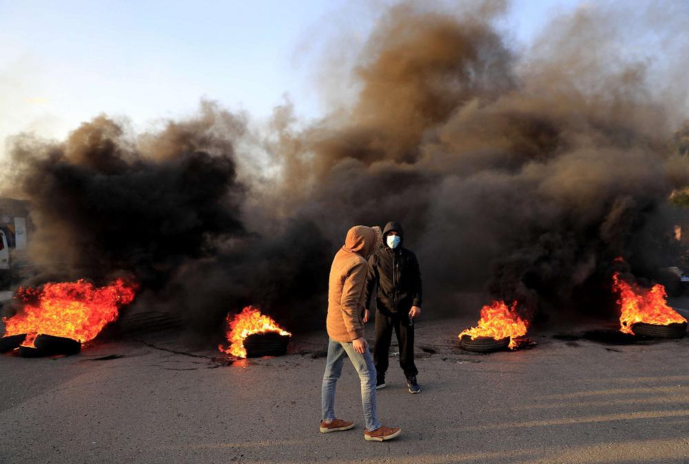 المحتجون يقطعون الطرقات في عدة مدن وبلدات لبنانية 