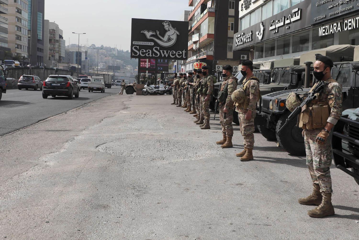 قوات من الجيش اللبناني تنتشر وسط بيروت