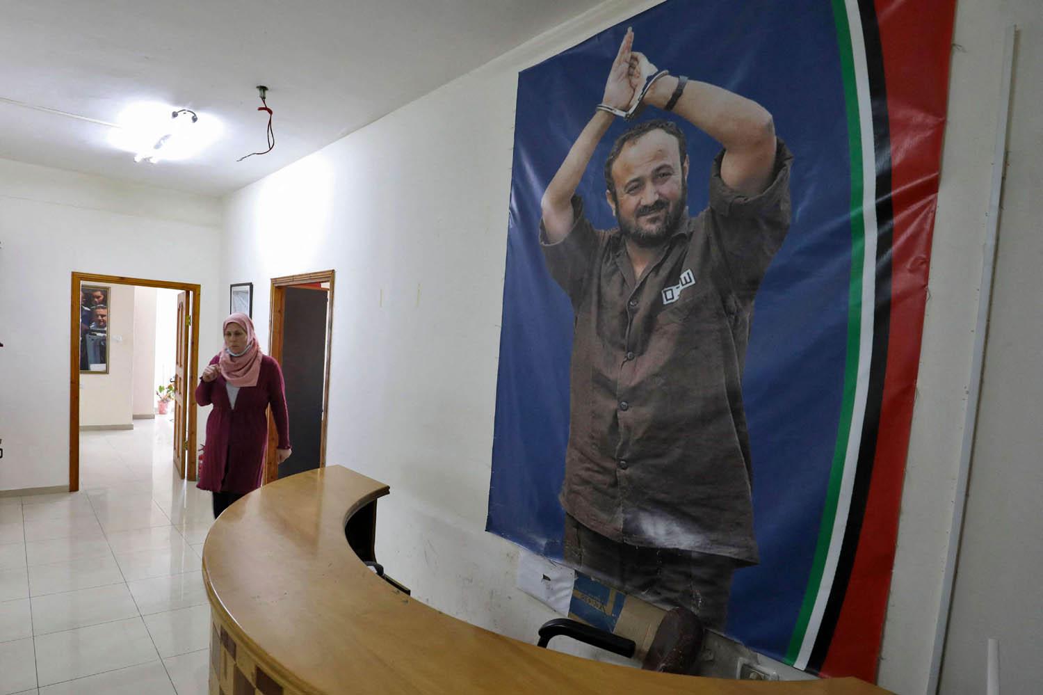 صورة لمروان البرغوثي في مكتب لدعم الأسرى في رام الله في الضفة الغربية